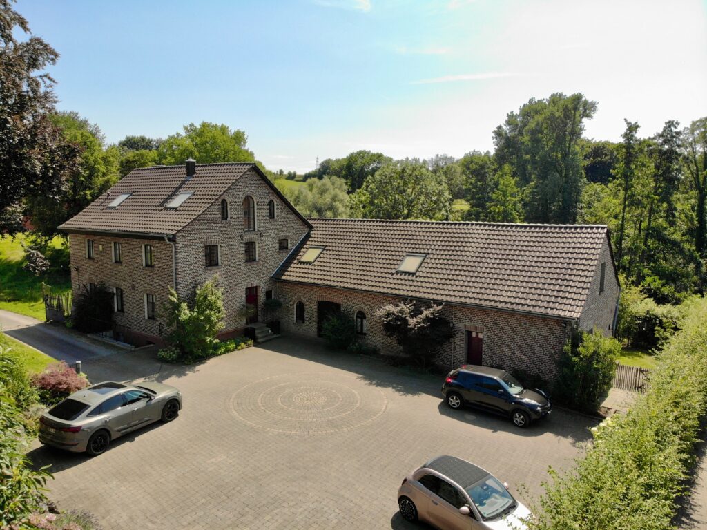 Exklusives Landgut: Historisches Bauernhaus mit weitläufigem Grundstück und modernem Wohnkomfort